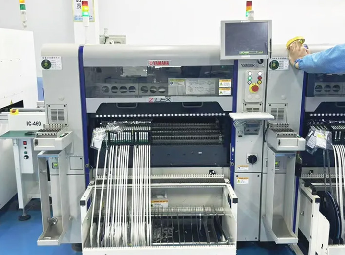 Machine de prélèvement et de placement automatique