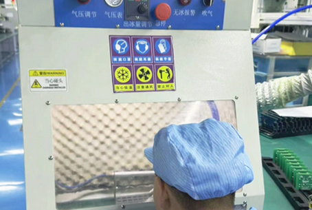Machine de nettoyage à glace sèche