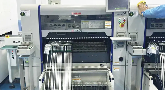 Machine de prélèvement et de placement automatique
