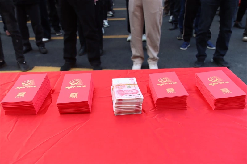 Enveloppes rouges pour commencer le travail
