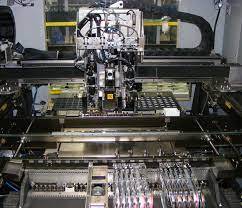 Machine de sélection et de placement d'outils d'assemblage de circuits imprimés